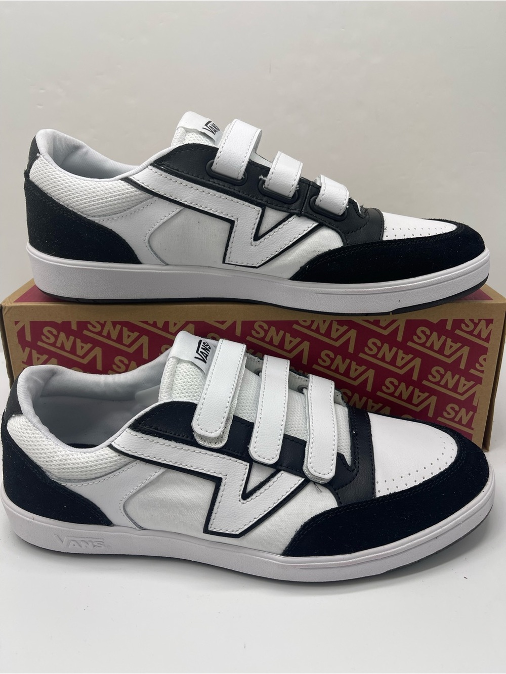 Vans Men’s Sz 13 Lowland Cc Velcro
Black/True White
VN000CTH6BT Sneakers